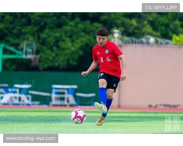 聚焦足球俱乐部表现出色球星的成长历程与赛场贡献分析