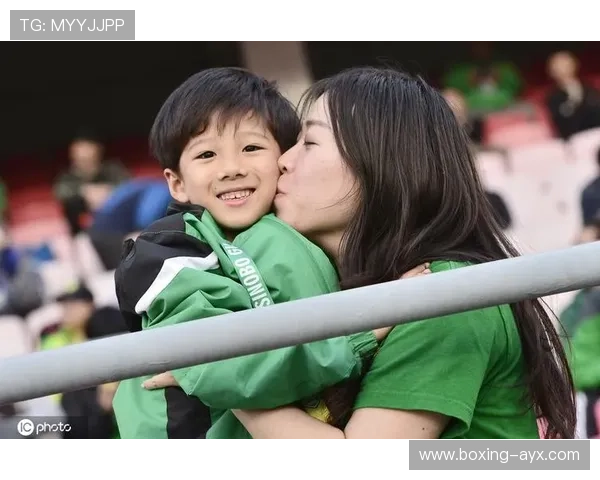 足球场球星亲自赠送球衣给小球迷 温馨时刻引发粉丝热议