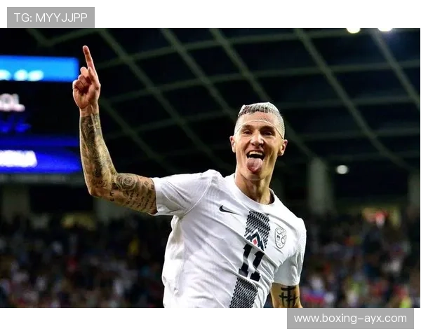 近期足球球星表现亮眼 各大联赛明星引发关注与热议 近期足球球星表现亮眼 各大联赛明星引发关注与热议